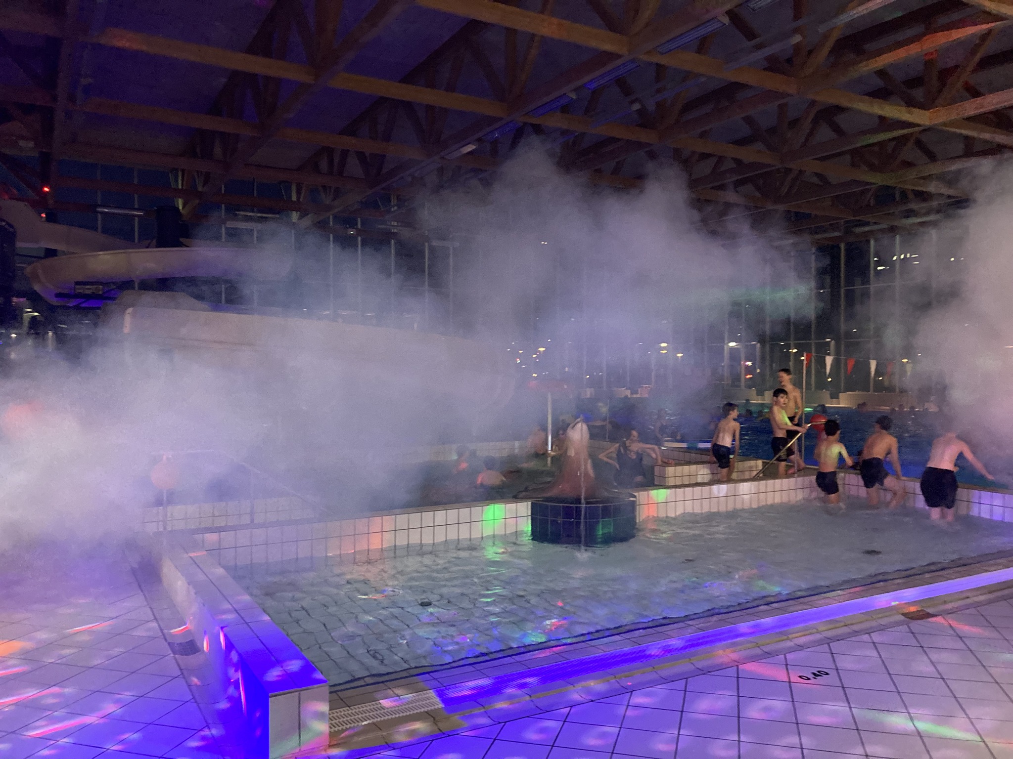 Illustration røg fra røgmaskine i Svømmeland