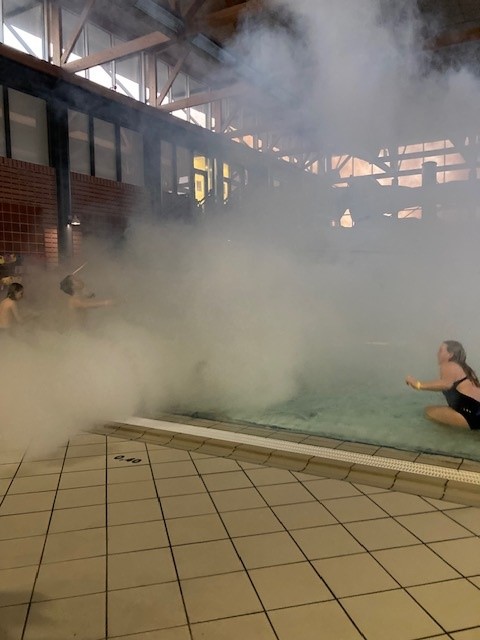 Illustration røgmaskine laver røg ud over bassin til Pool Party