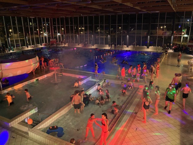 Illustration børn fester til Pool Party