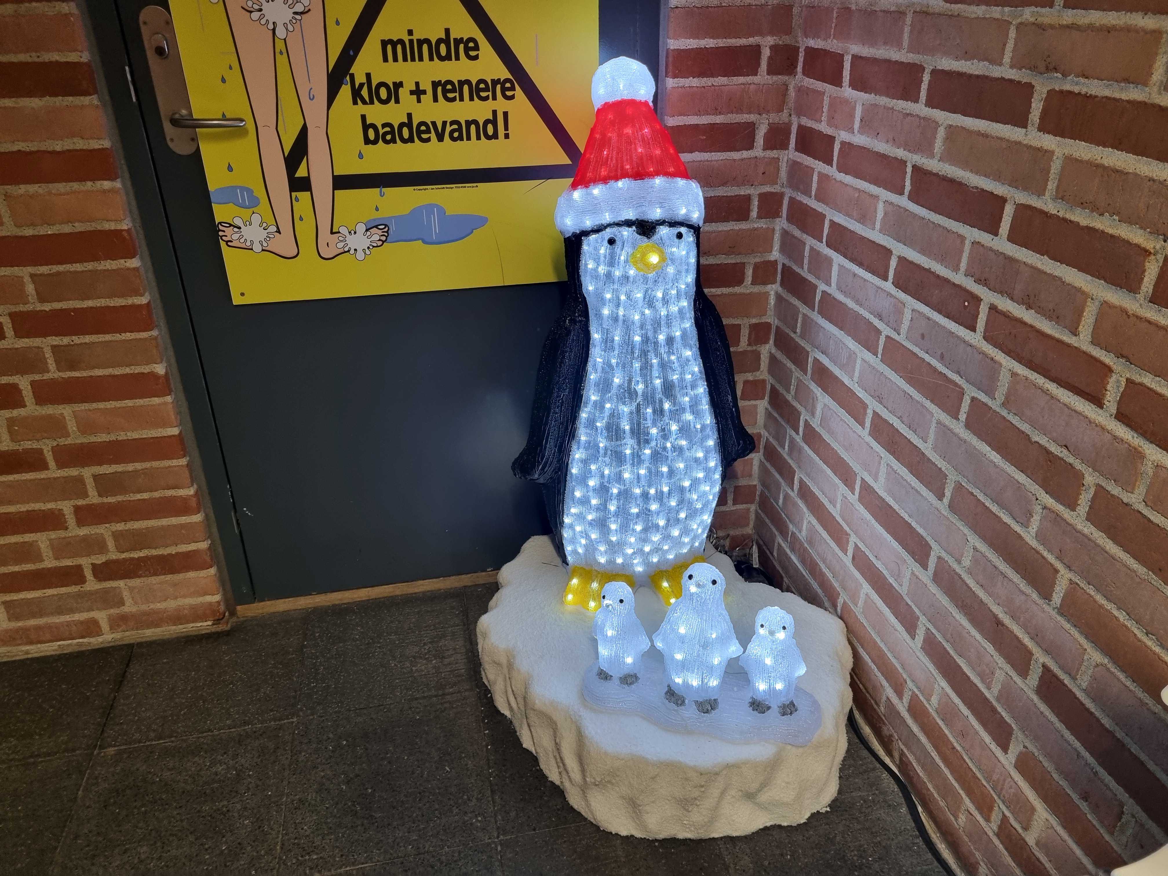 Illustration led pingvin med familie udstilling