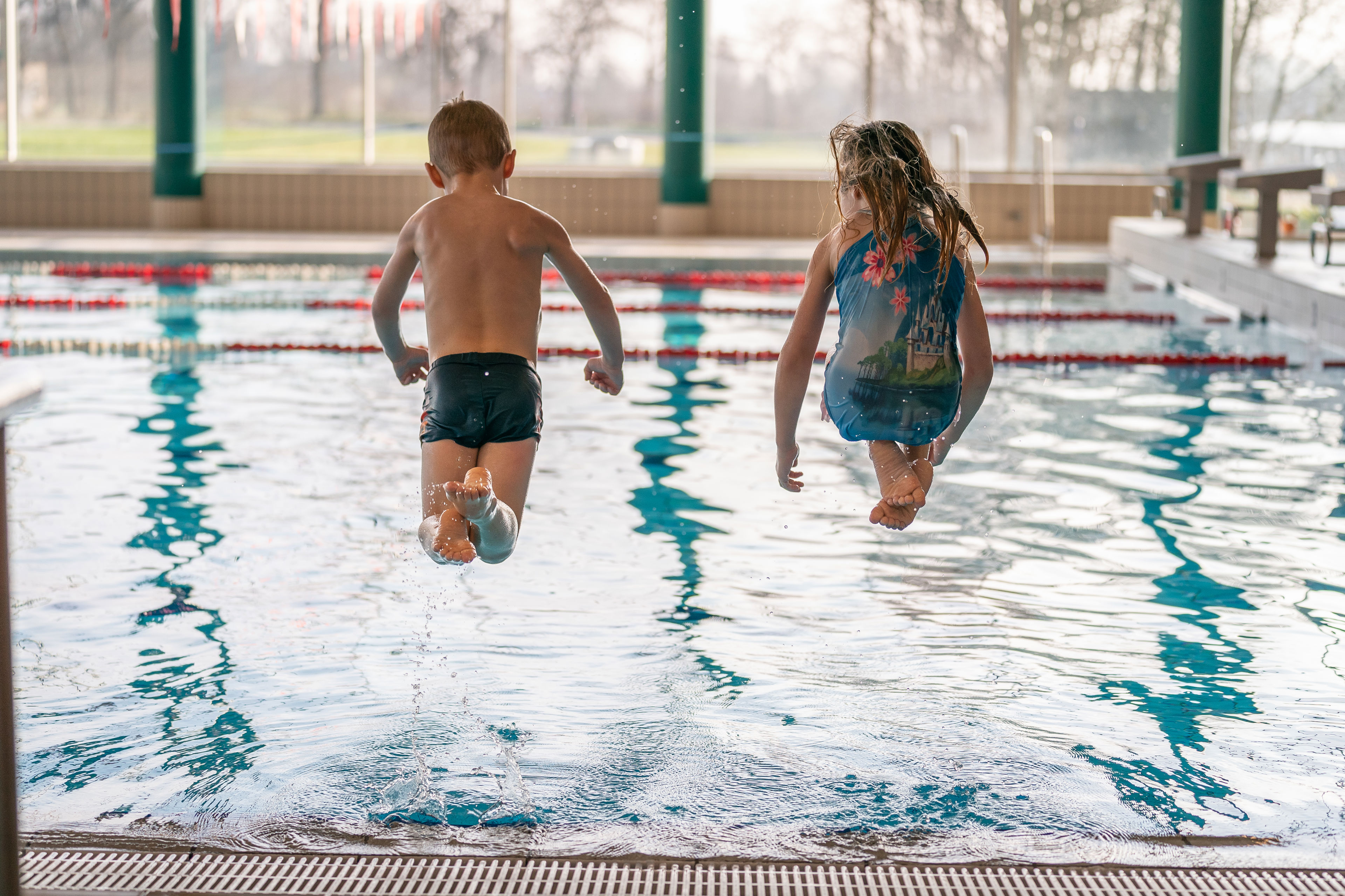 Illustration børn springer i vandet