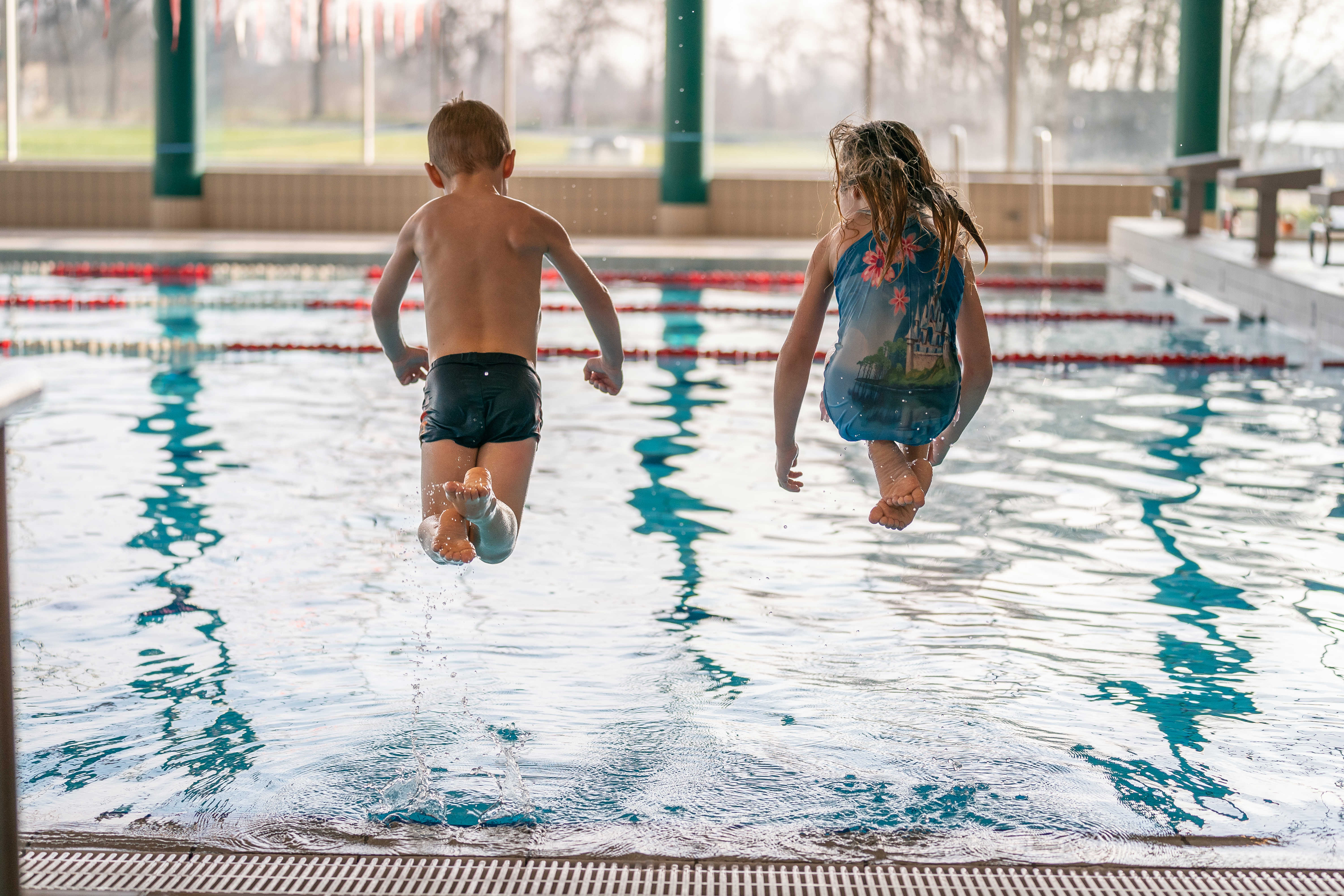 Illustration børn springer i vandet