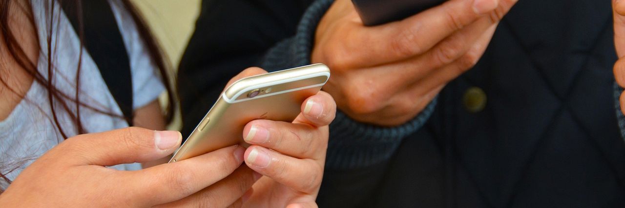 Illustration skriver på mobiltelefon