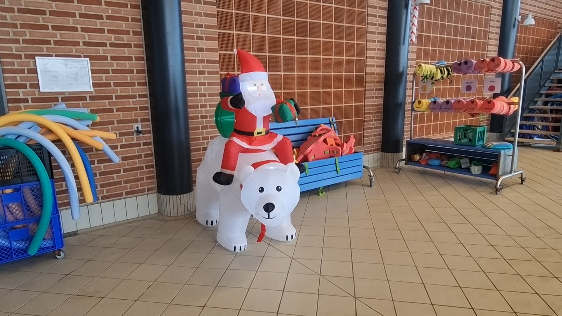 Illustration oppustelig julemand på isbjørn