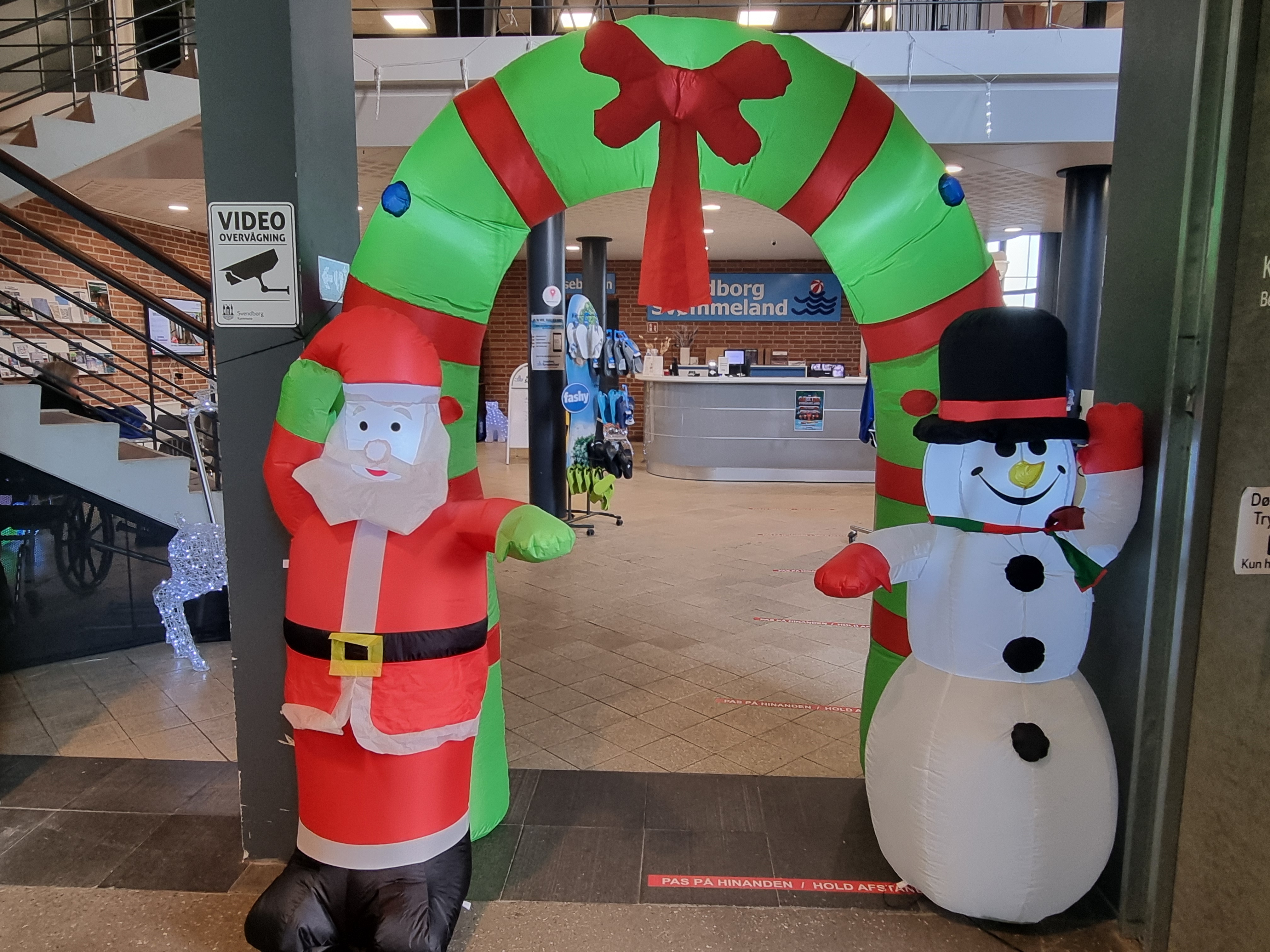 Illustration oppustelig juleport