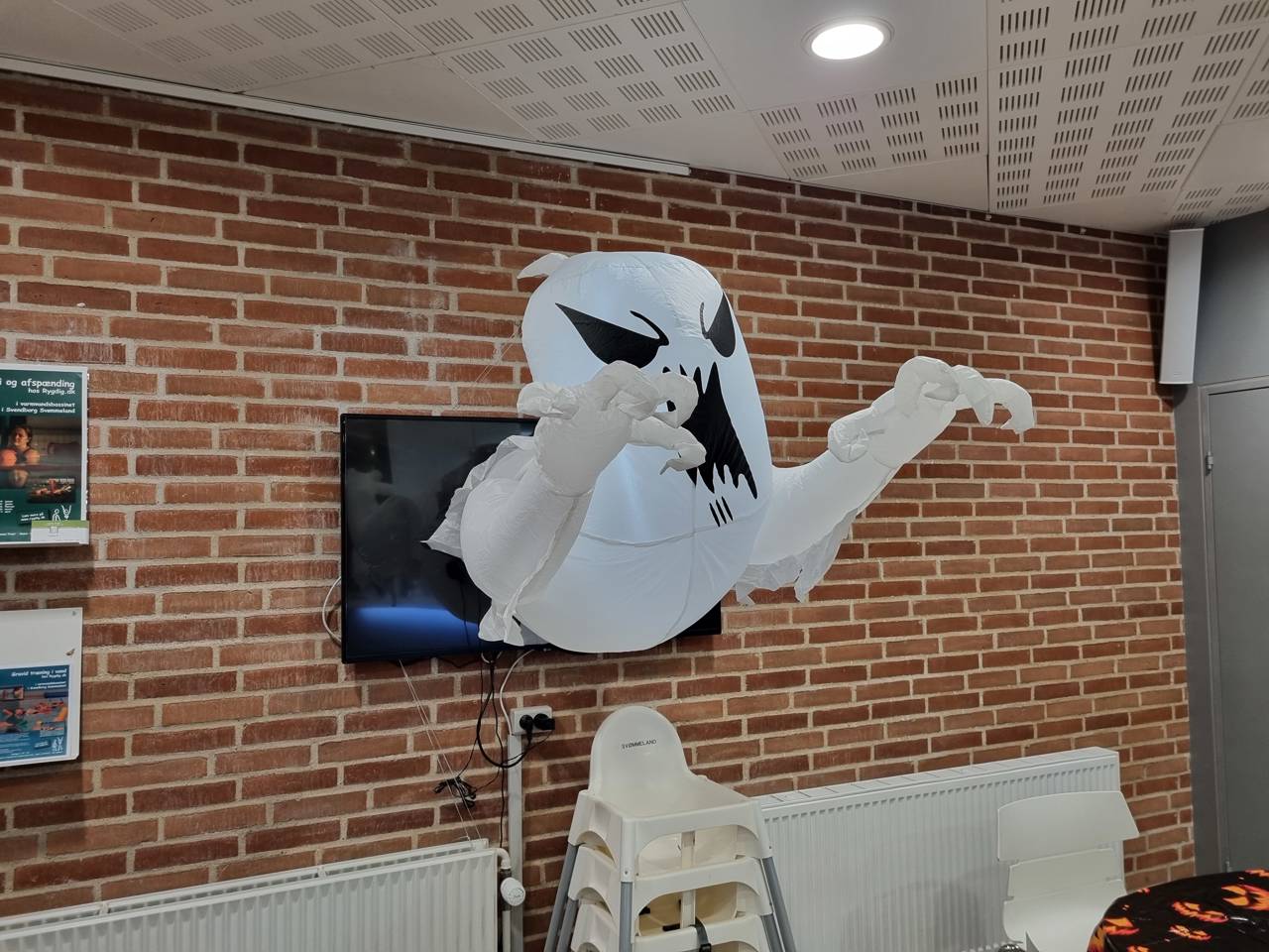 Illustration spøgelse kommer ud af skærm