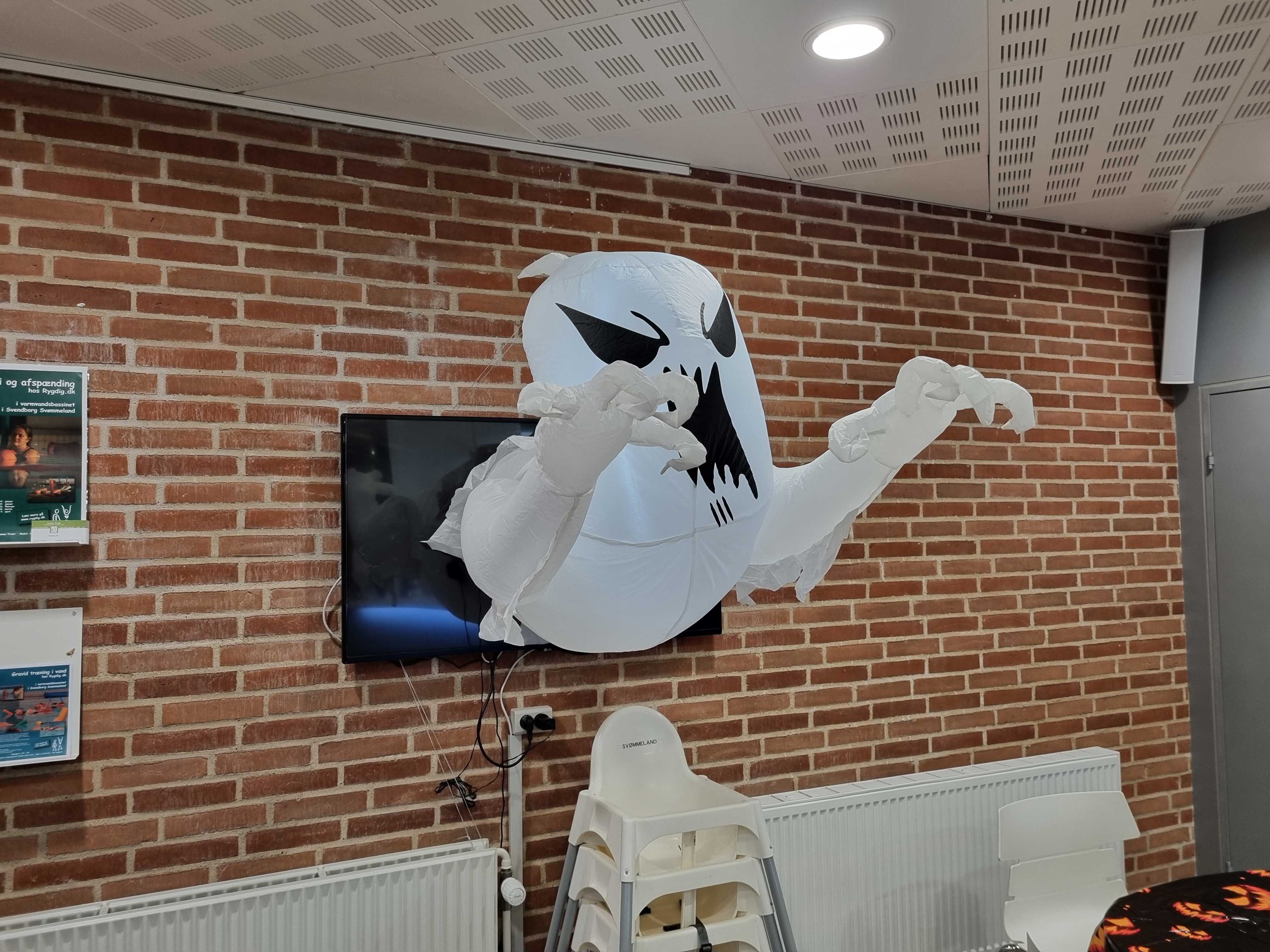 Illustration spøgelse kommer ud af skærm