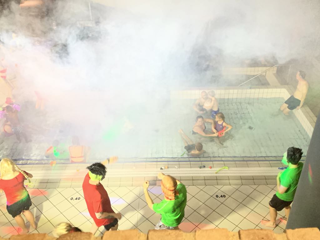 Illustration monstre danser i røg