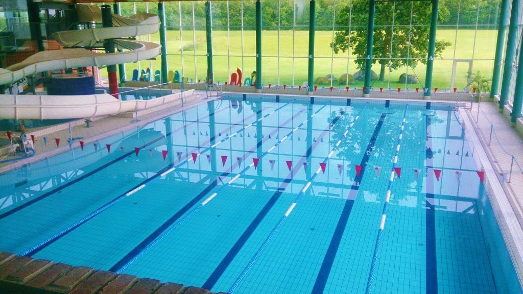 Illustration tomt sportsbassin i svømmehal