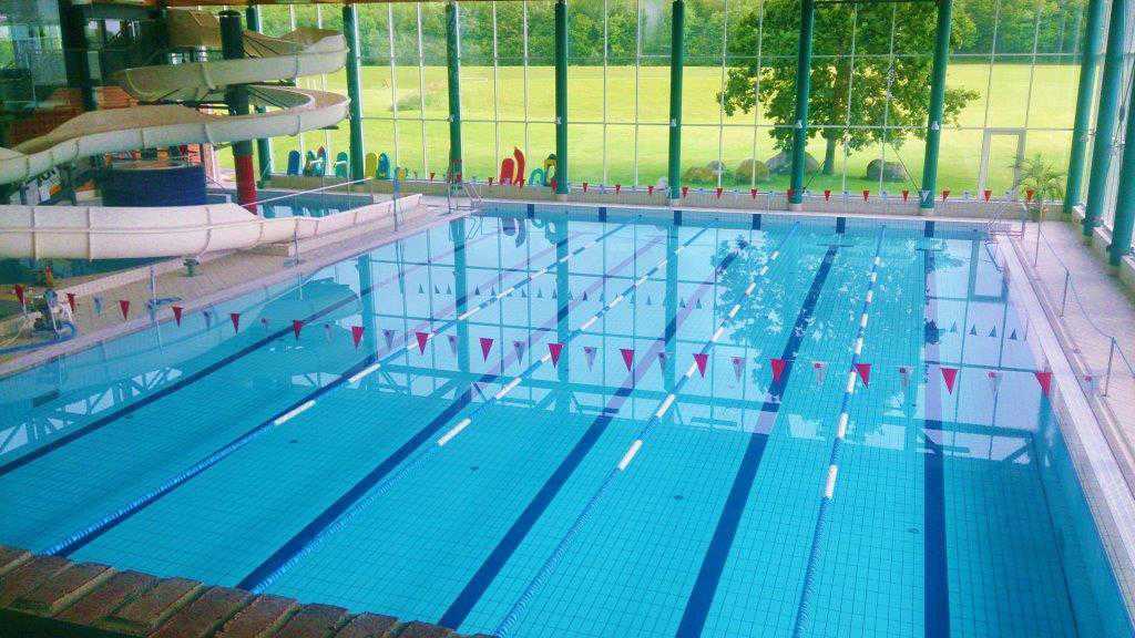 Illustration tomt sportsbassin i svømmehal