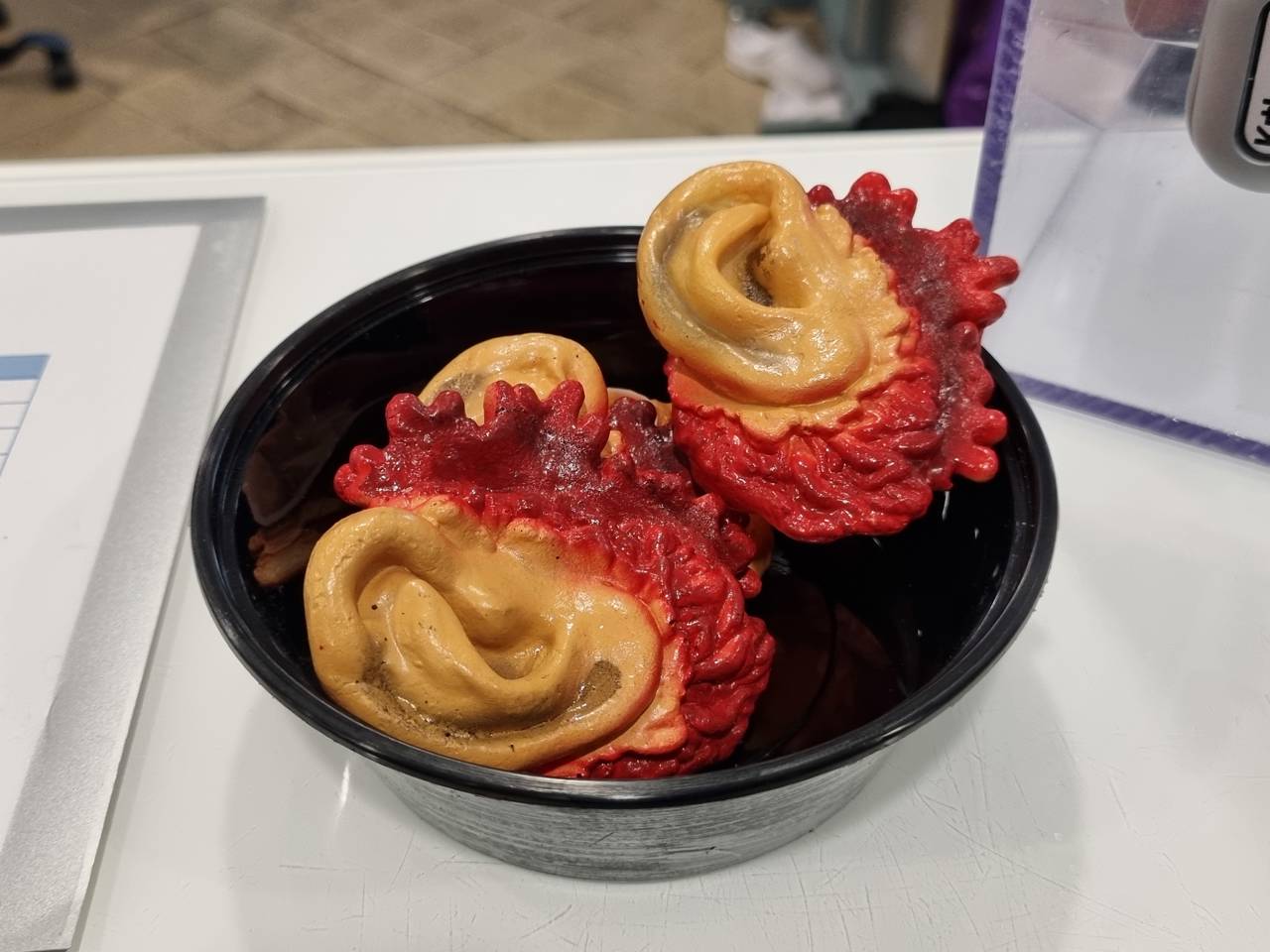 Illustration afskårne plastik ører