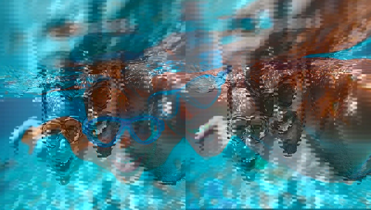 Illustration far og søn dykker under vand