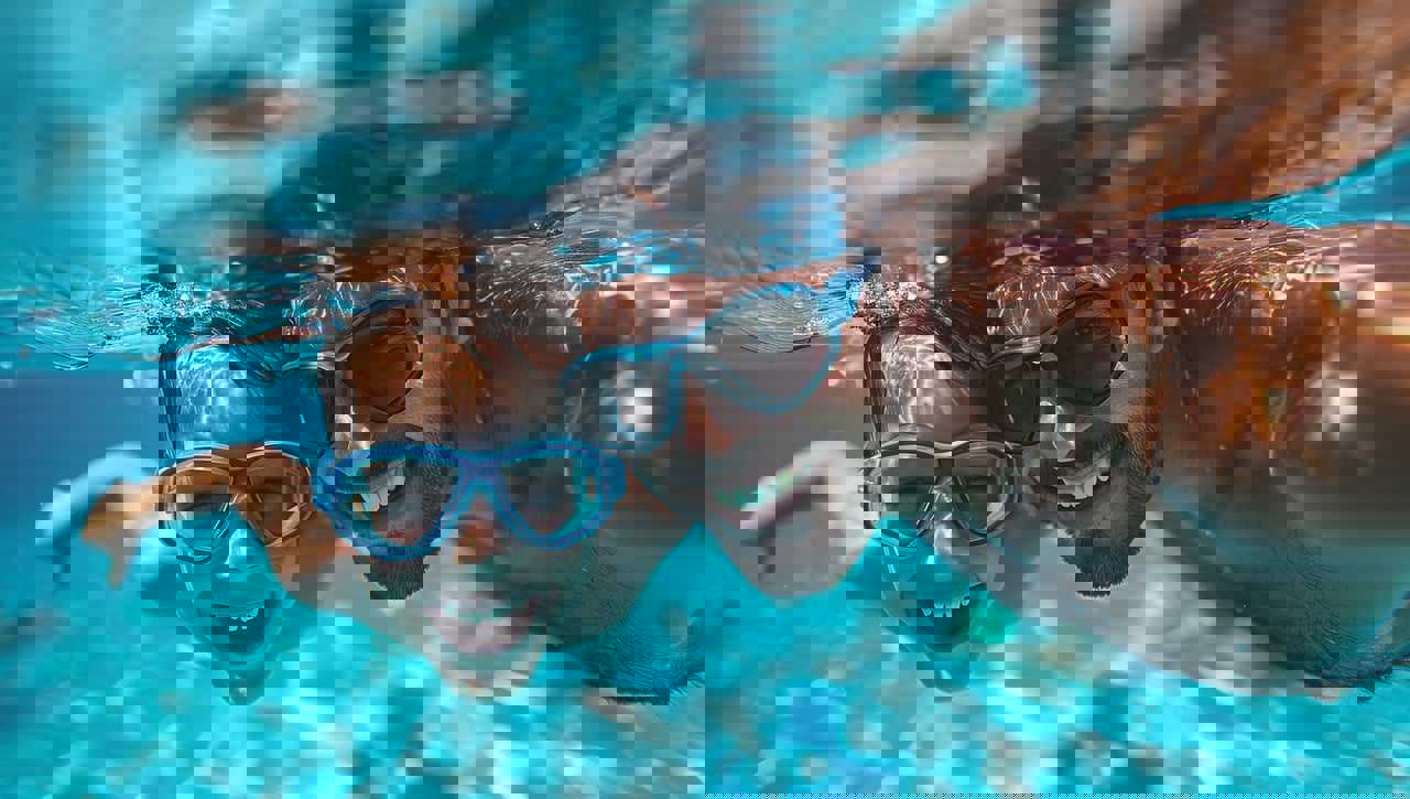 Illustration far og søn dykker under vand