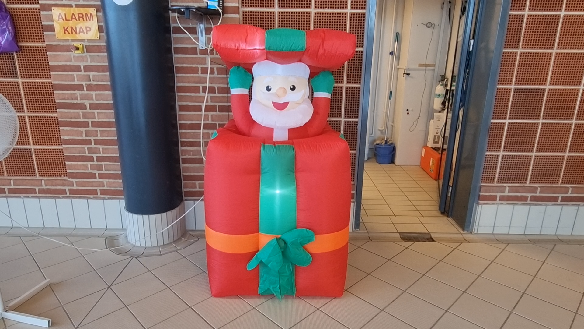 Illustration oppustelig julemand kommer op af pakke