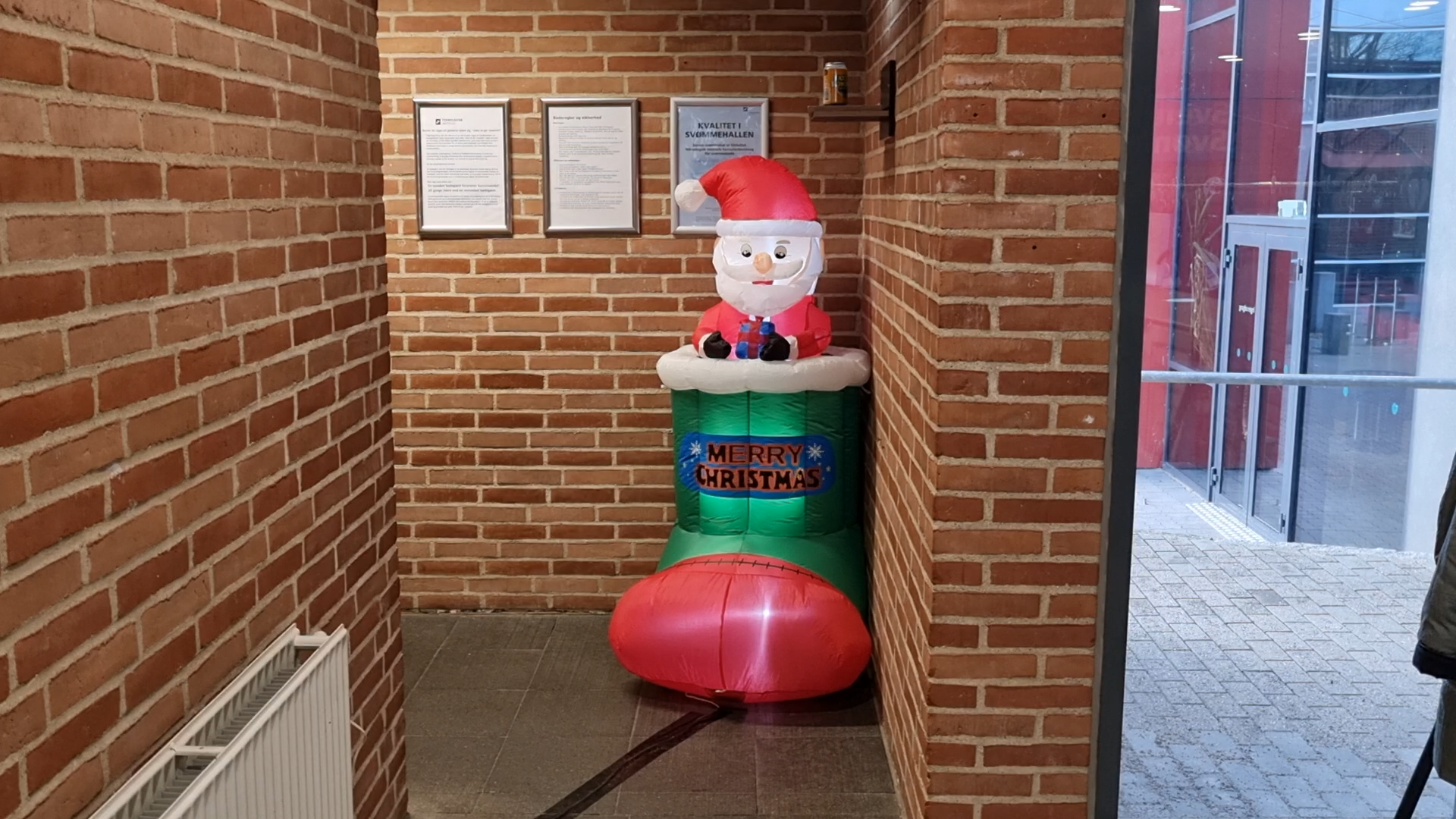 Illustration oppustelig julemand kommer op af julesok