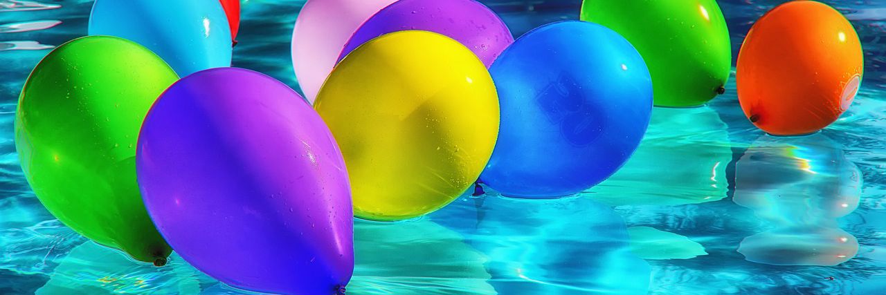 Illustration balloner flyder på vand