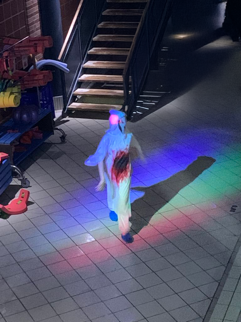 Illustration barn i Scream udklædning