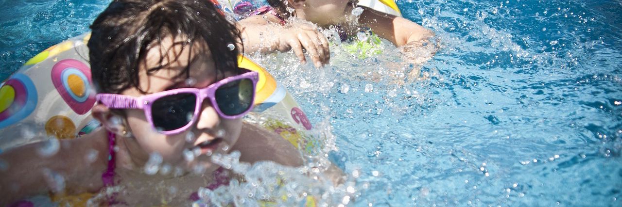 Illustration børn i pool med solbriller på