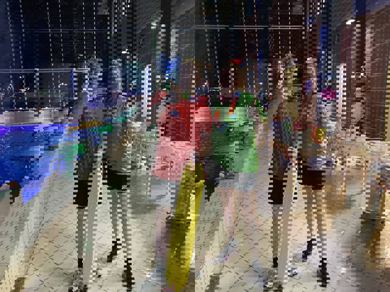 Illustration livreddere til Pool Party giver tommel op