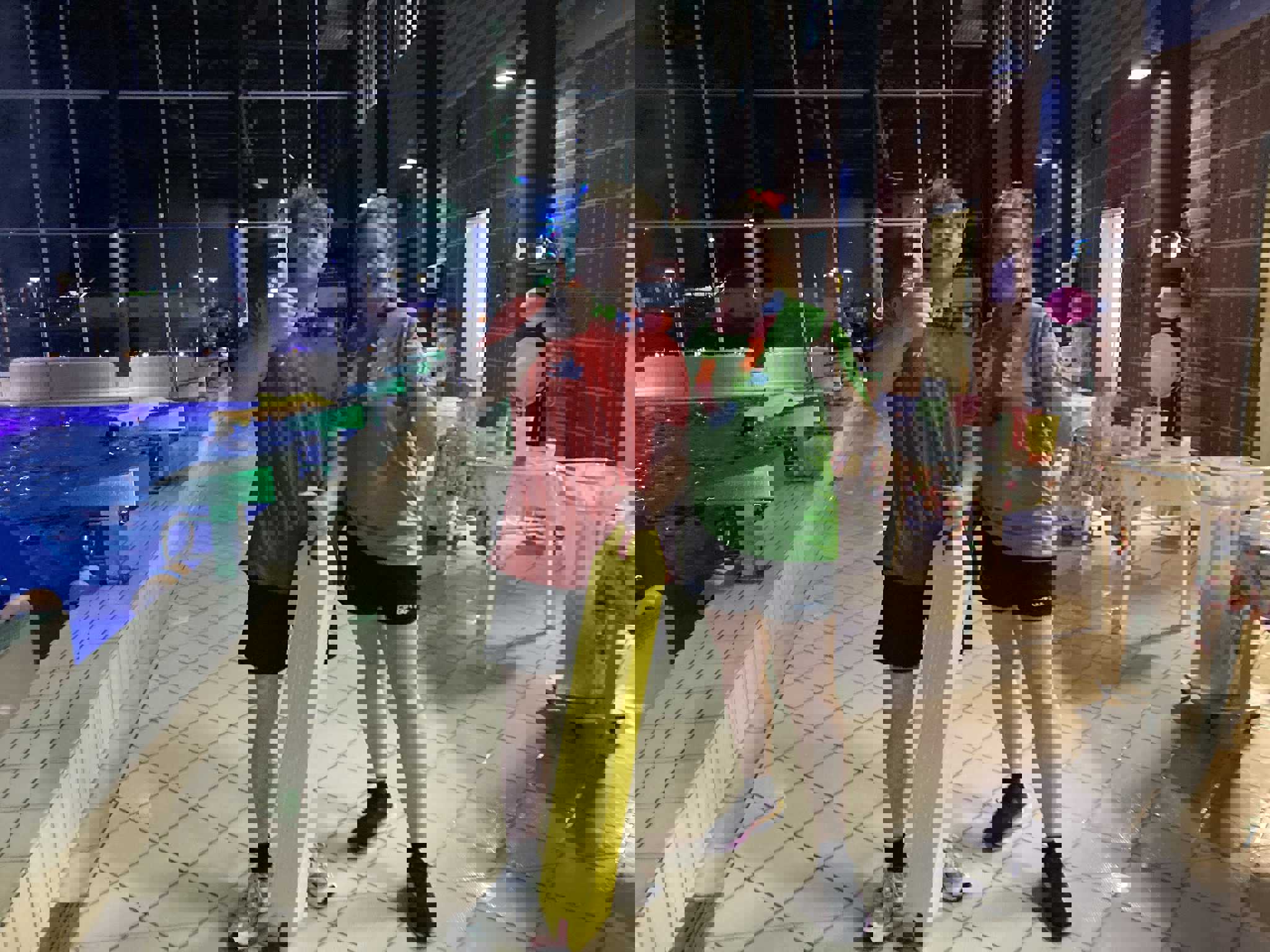 Illustration livreddere til Pool Party giver tommel op