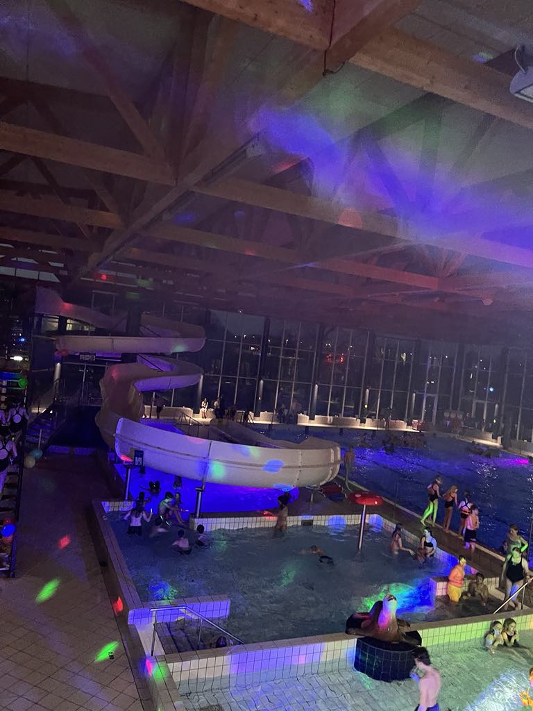 Illustration børn fester til Pool Party