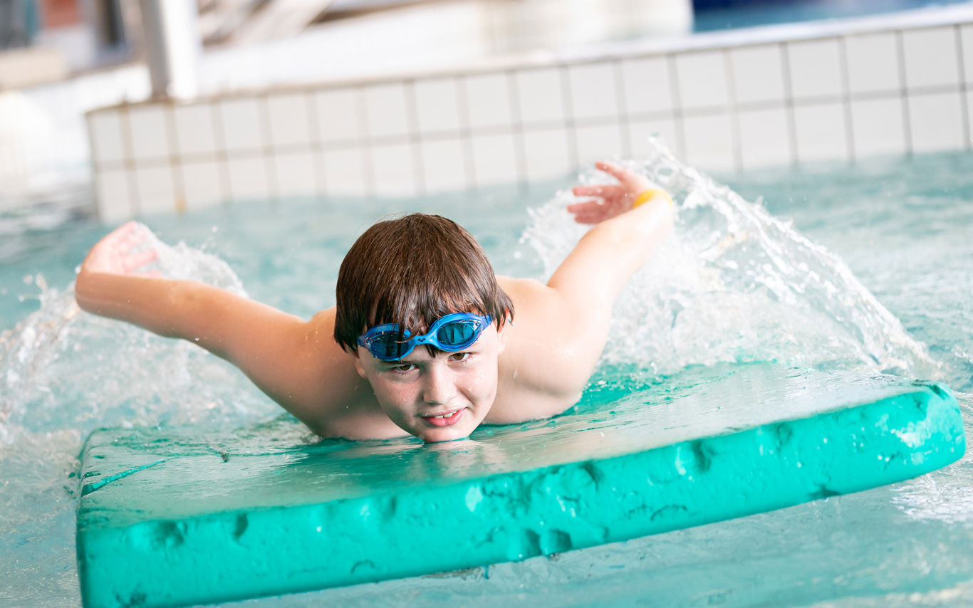 Illustration barn på skummadras i en pool