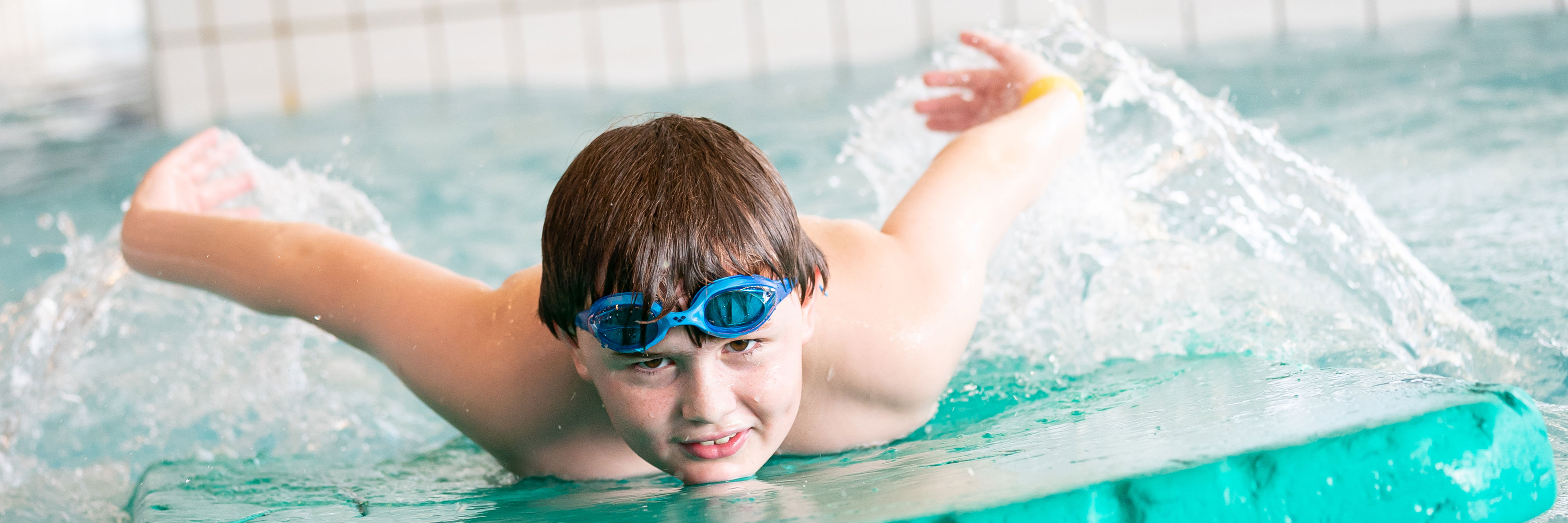 Illustration barn på skummadras i en pool