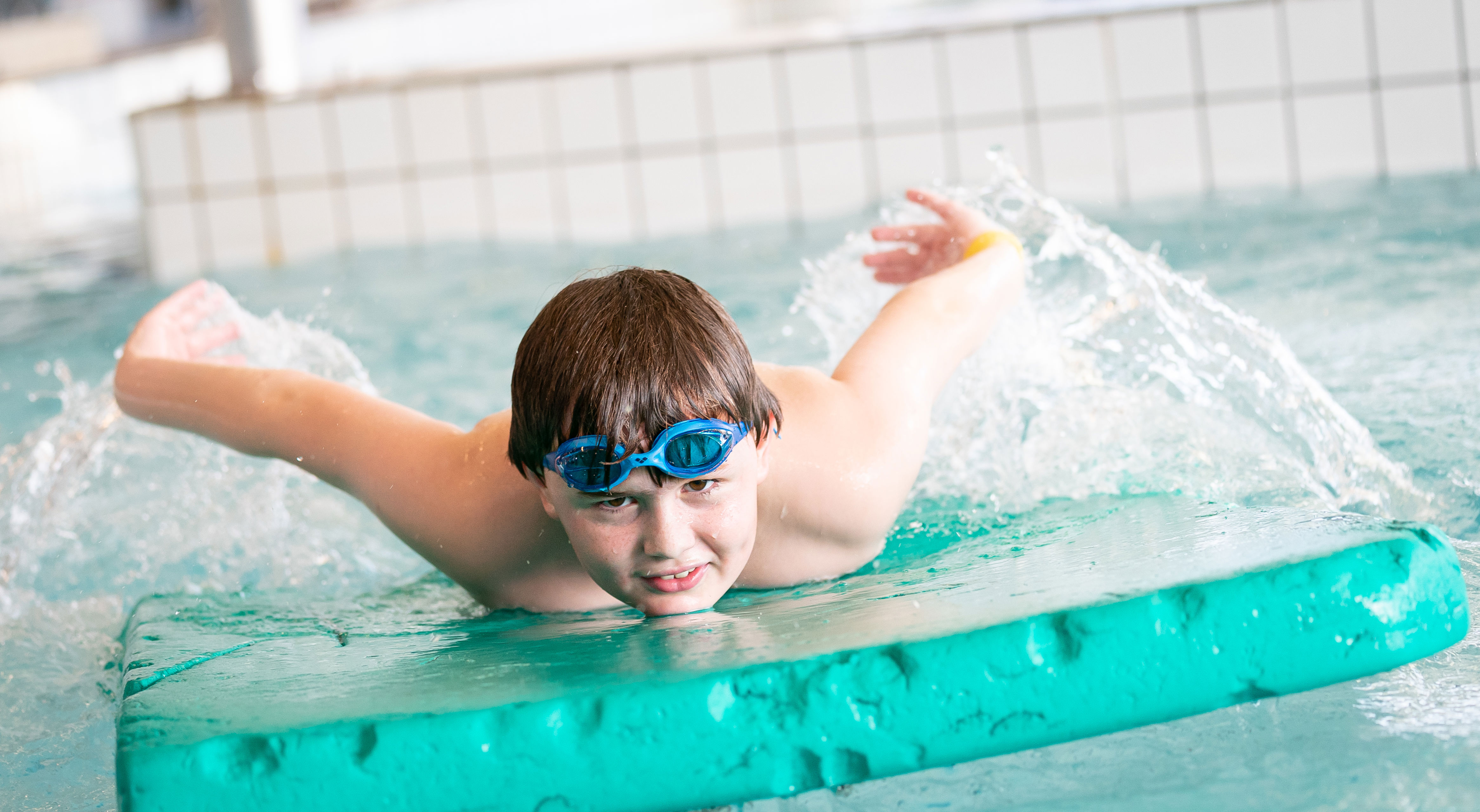 Illustration barn på skummadras i en pool