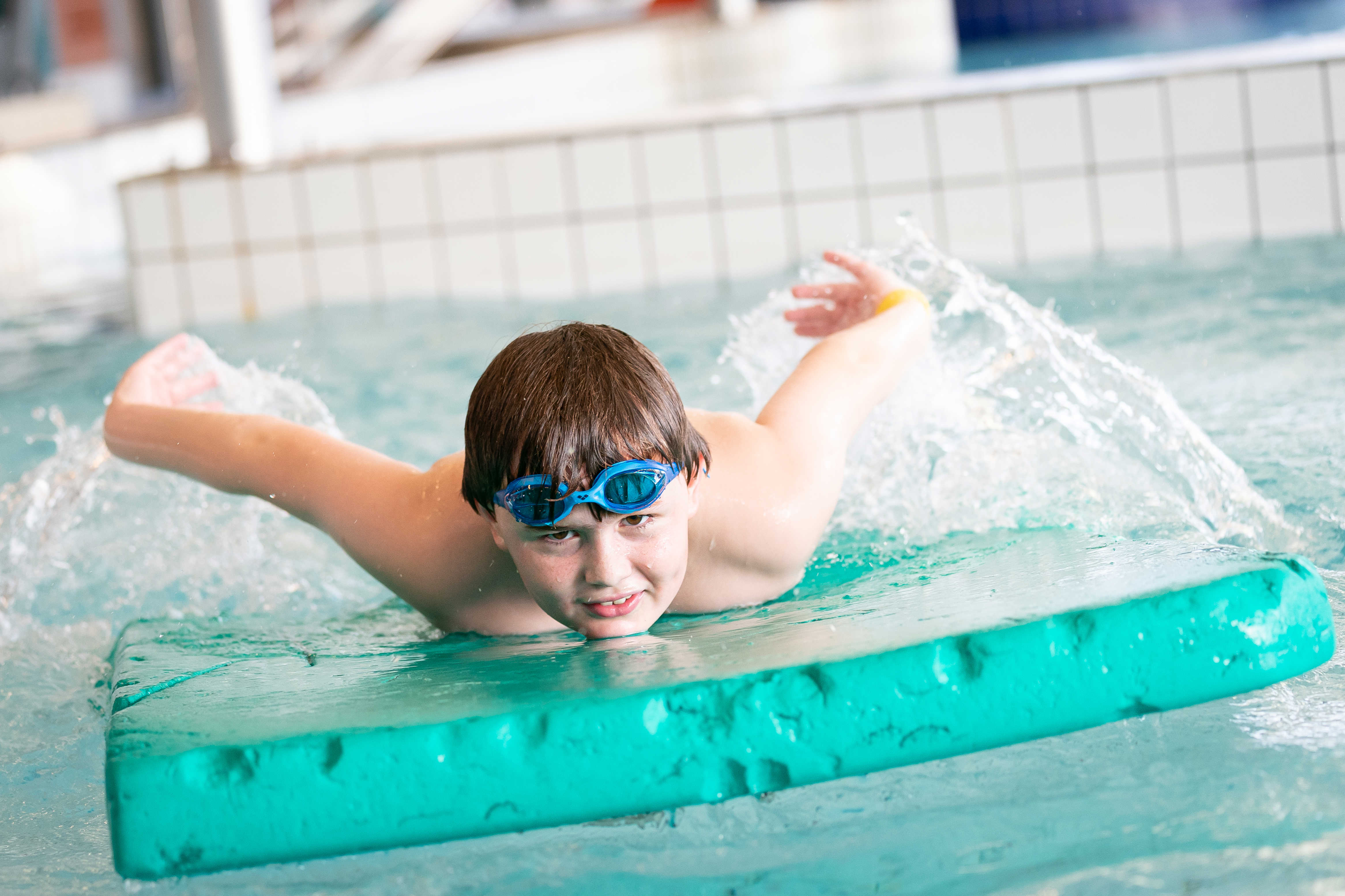 Illustration barn på skummadras i en pool