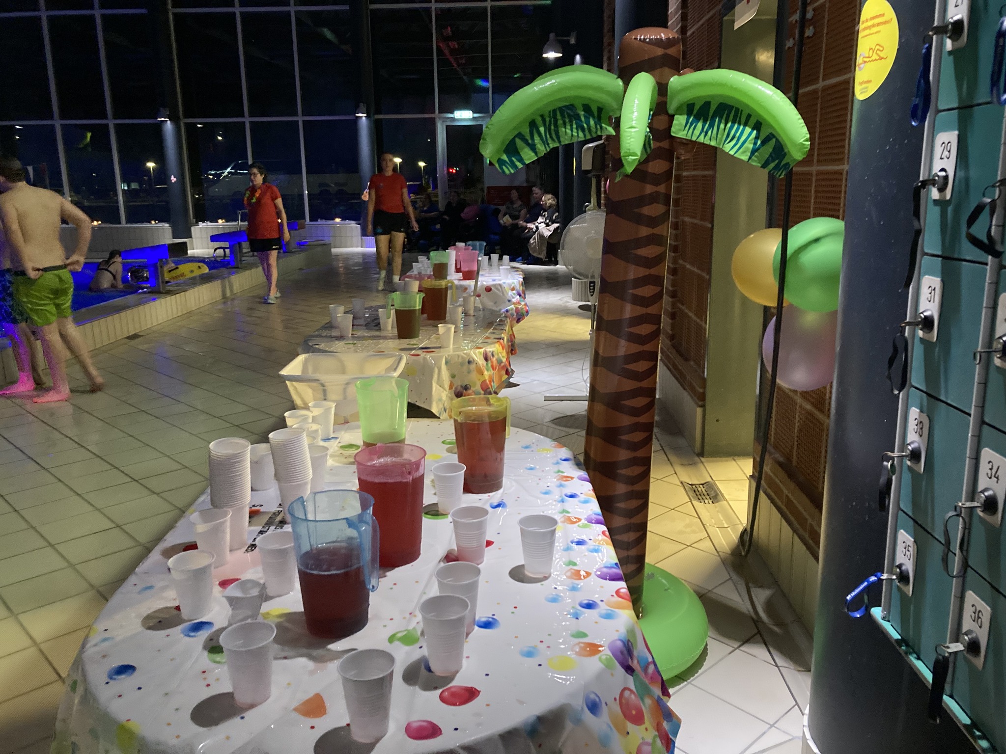 Illustration bord med saftevand