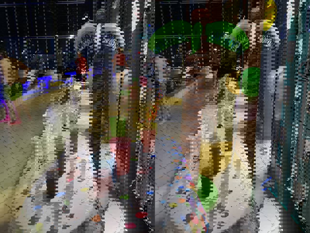 Illustration bord med saftevand