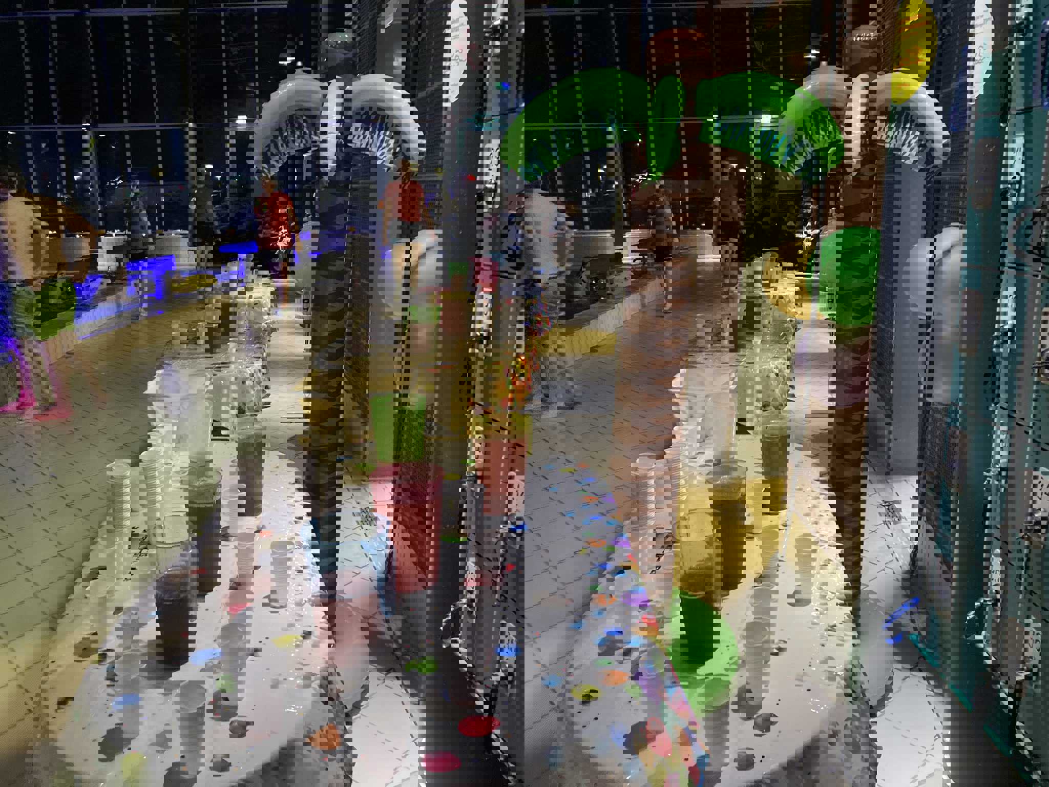 Illustration bord med saftevand