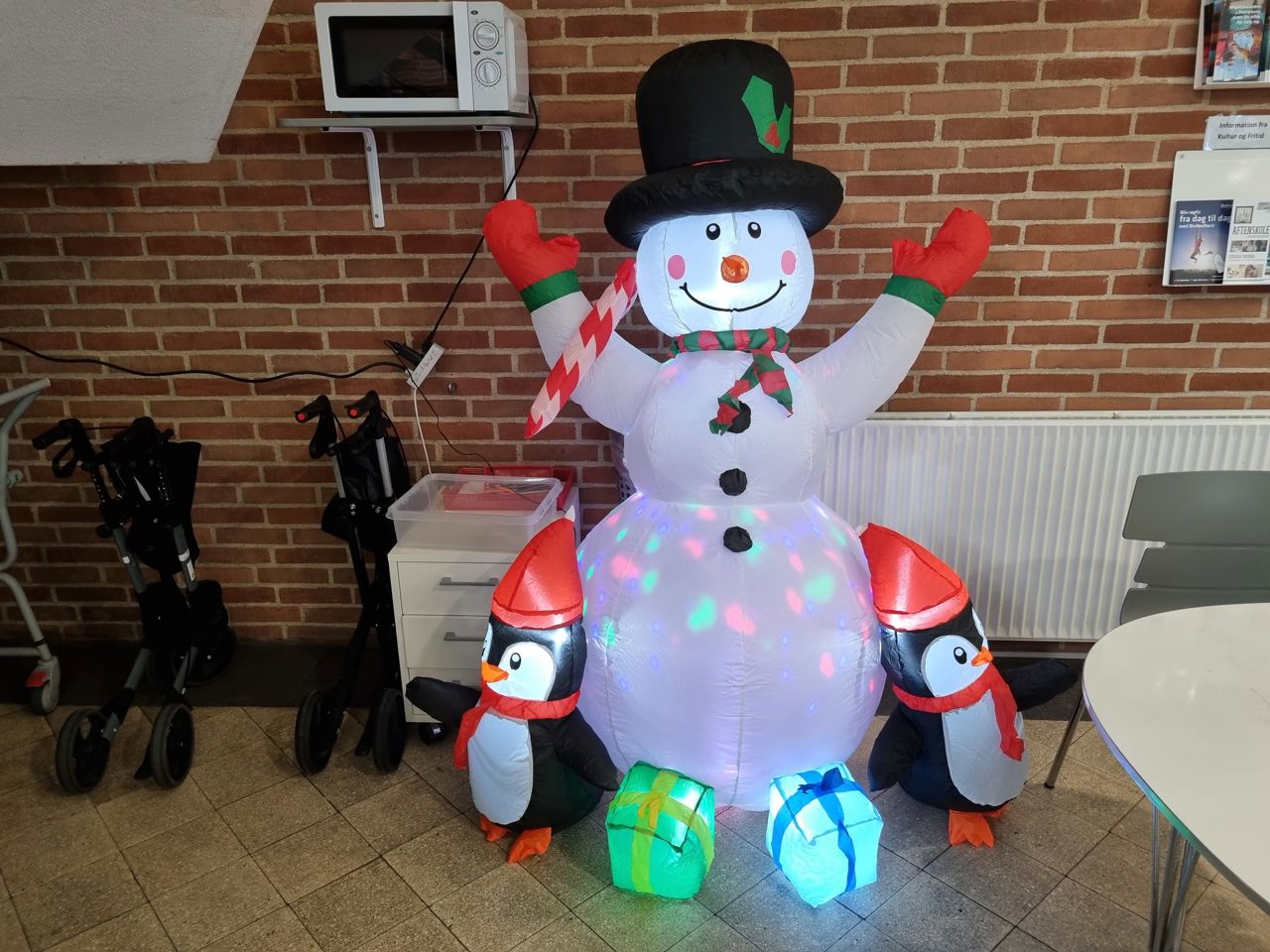 Illustration oppustelig snemand med pingviner