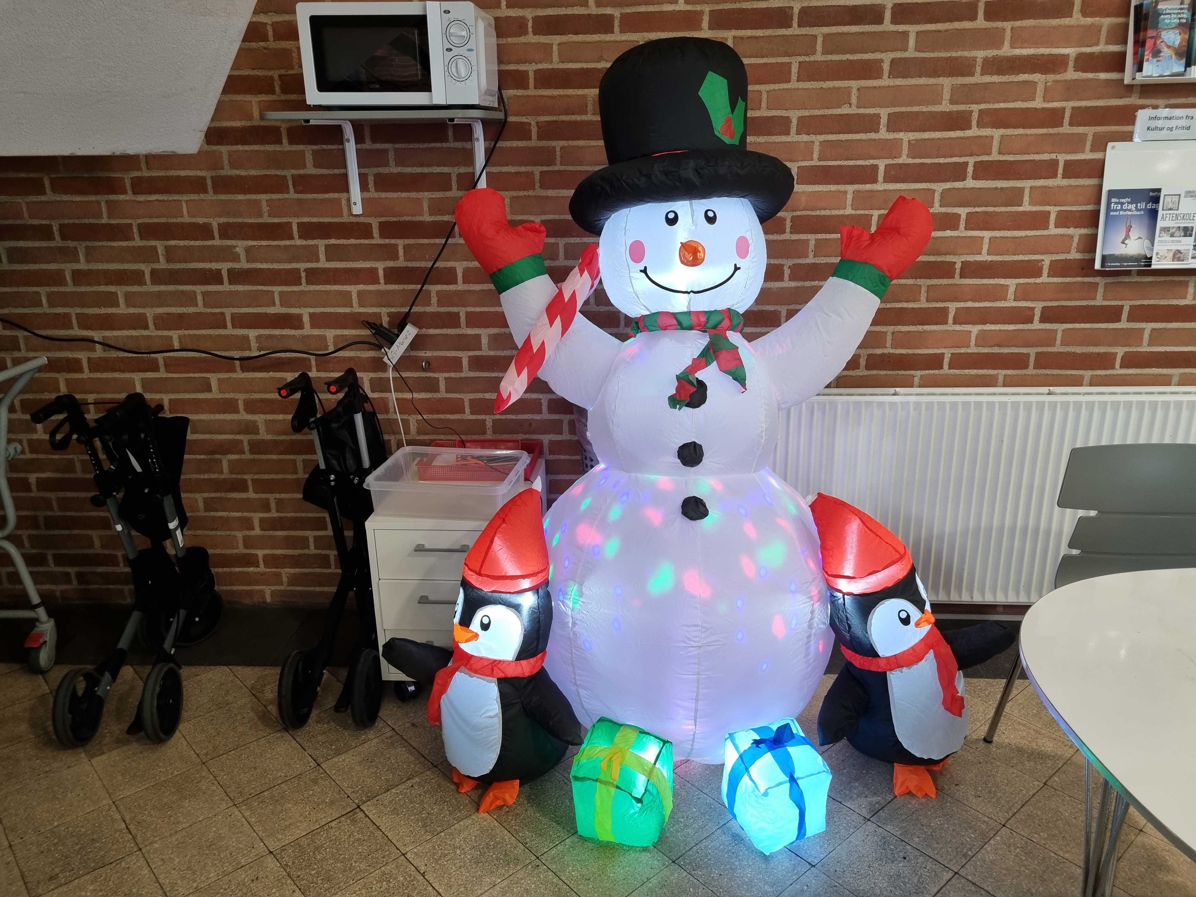 Illustration oppustelig snemand med pingviner