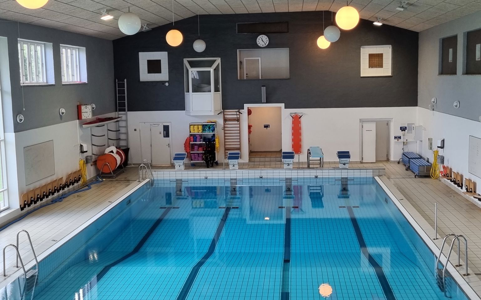 Illustration svømmehal