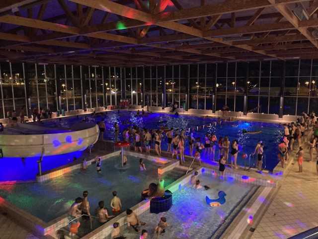 Illustration børn fester til Pool Party