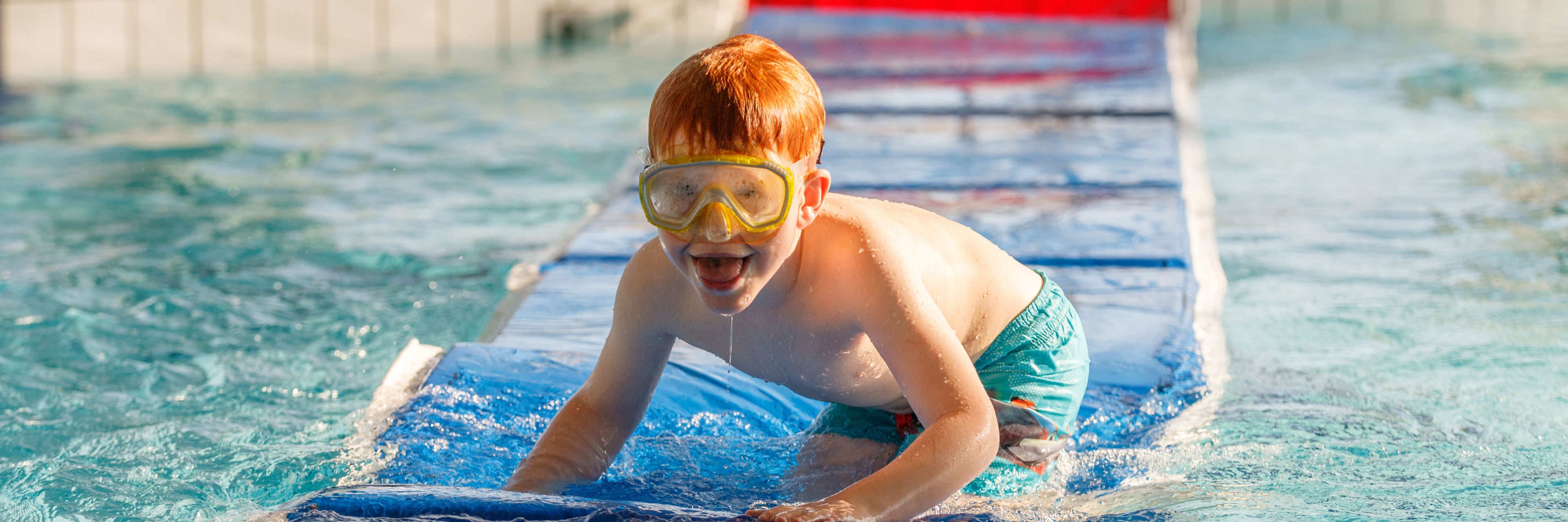 Illustration barn leger i vandet